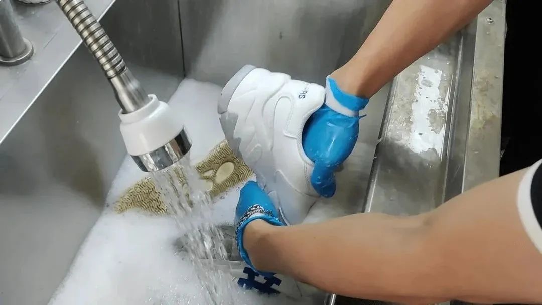 新疆洗鞋店加盟比传统库尔勒新疆干洗店加盟的优势在哪？